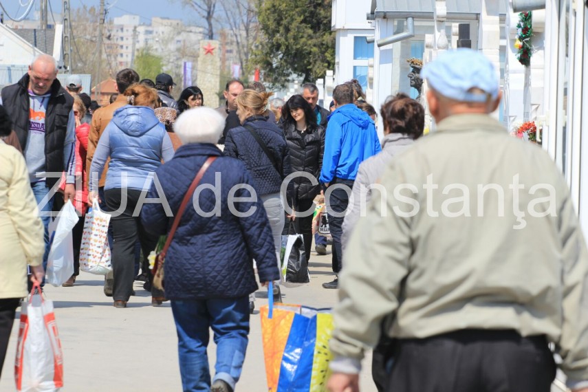 zeci de persoane la cimitirul central din constanta pentru a cinsti amintirea celor adormiti fotoreportaj zeci de persoane la cimitirul central din constanta pentru a cinsti amintirea celor adormiti fotoreportaj