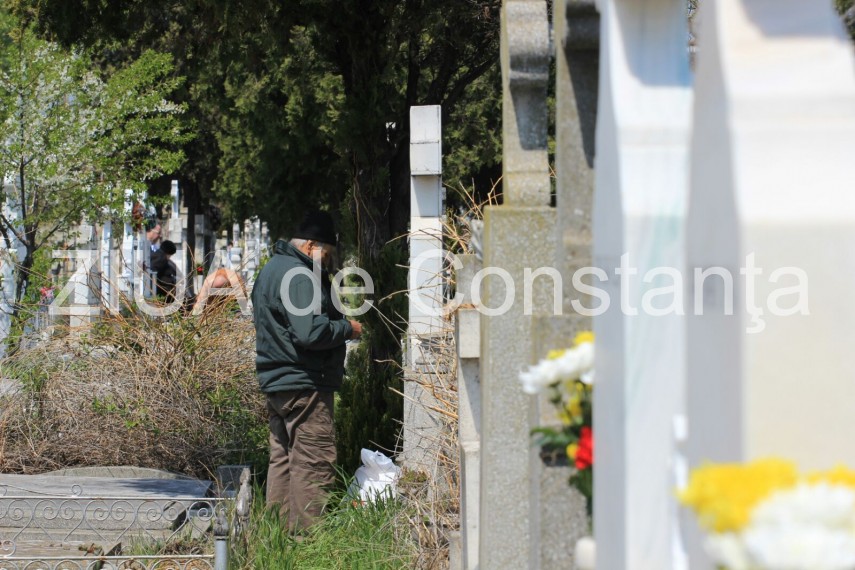 zeci de persoane la cimitirul central din constanta pentru a cinsti amintirea celor adormiti fotoreportaj zeci de persoane la cimitirul central din constanta pentru a cinsti amintirea celor adormiti fotoreportaj