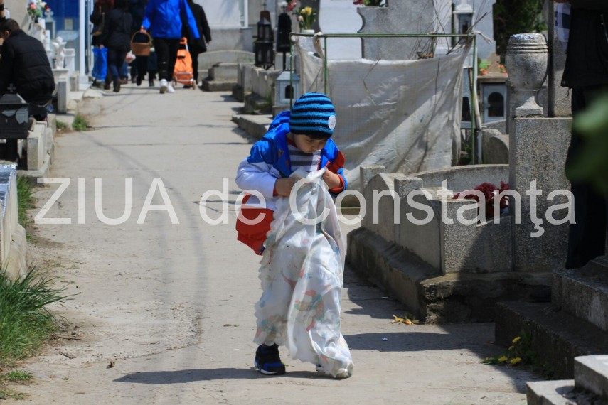 zeci de persoane la cimitirul central din constanta pentru a cinsti amintirea celor adormiti fotoreportaj zeci de persoane la cimitirul central din constanta pentru a cinsti amintirea celor adormiti fotoreportaj