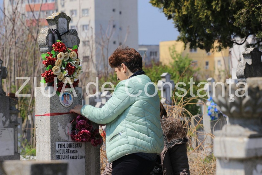 zeci de persoane la cimitirul central din constanta pentru a cinsti amintirea celor adormiti fotoreportaj zeci de persoane la cimitirul central din constanta pentru a cinsti amintirea celor adormiti fotoreportaj