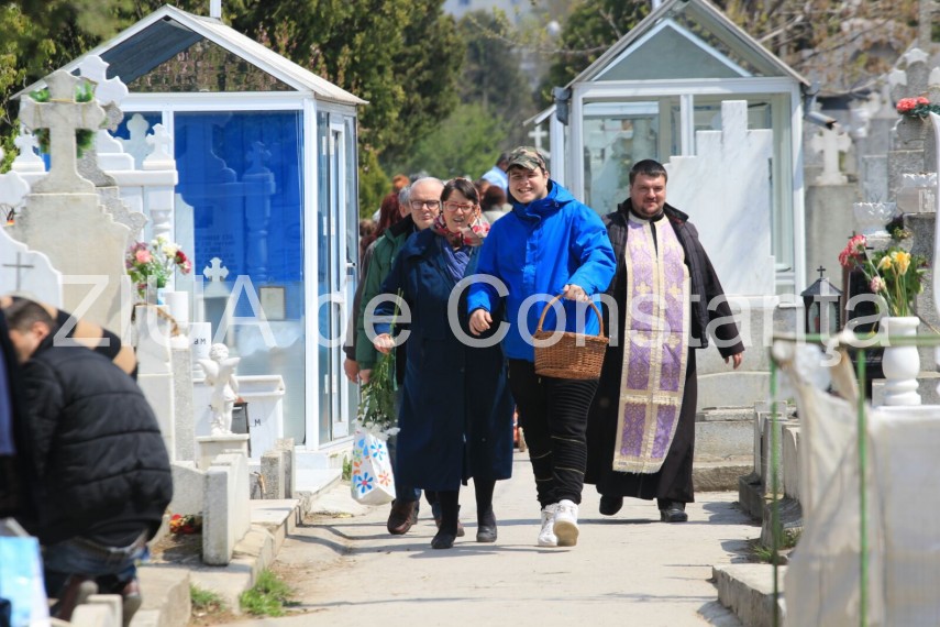 zeci de persoane la cimitirul central din constanta pentru a cinsti amintirea celor adormiti fotoreportaj zeci de persoane la cimitirul central din constanta pentru a cinsti amintirea celor adormiti fotoreportaj