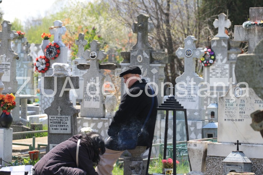 zeci de persoane la cimitirul central din constanta pentru a cinsti amintirea celor adormiti fotoreportaj zeci de persoane la cimitirul central din constanta pentru a cinsti amintirea celor adormiti fotoreportaj