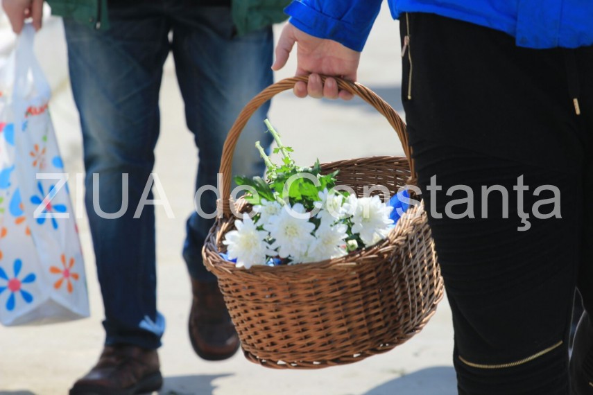 zeci de persoane la cimitirul central din constanta pentru a cinsti amintirea celor adormiti fotoreportaj zeci de persoane la cimitirul central din constanta pentru a cinsti amintirea celor adormiti fotoreportaj