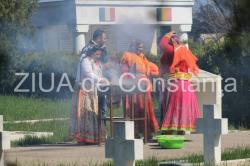 Paştele blajinilor cu cozonaci, ouă roşii, fripturi şi grătare sfârâind în Cimitirul eroilor români şi francezi din Constanţa (fotoreportaj)
