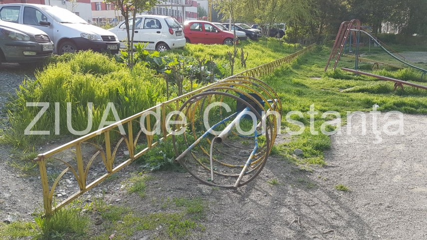 pericol pentru copii la un loc de joaca din tomis nord cum arata leaganele galerie foto 629787 pericol pentru copii la un loc de joaca din tomis nord cum arata leaganele galerie foto 629787