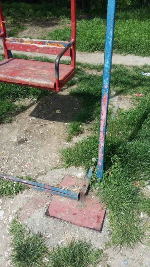 pericol pentru copii la un loc de joaca din tomis nord cum arata leaganele galerie foto 629787 pericol pentru copii la un loc de joaca din tomis nord cum arata leaganele galerie foto 629787