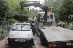 „Vrem parcări, nu ridicări!“ „Luptă strânsă“ în sondajul pe tema serviciului privind ridicarea automobilelor parcate neregulamentar