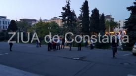 Zeci de persoane protestează în Piața Victoriei. „Aleșilor, nu ne lăsăm până nu vă dresăm!”