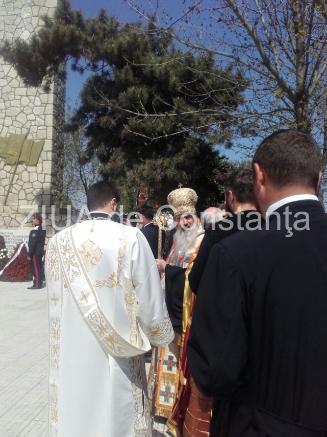 depunere de coroane de flori mormantul ostasului sovietic din constanta galerie foto 630123 depunere de coroane de flori mormantul ostasului sovietic din constanta galerie foto 630123