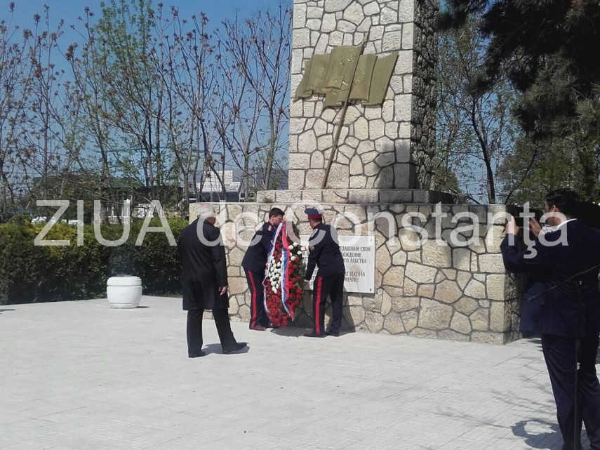 depunere de coroane de flori mormantul ostasului sovietic din constanta galerie foto 630123 depunere de coroane de flori mormantul ostasului sovietic din constanta galerie foto 630123