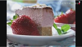 Prăjitură cu mousse de căpşuni şi glazură de ciocolată (video)