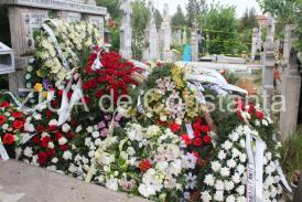 Andreea Cristea, tânăra din Constanţa ucisă în atentatul terorist de la Londra, îşi doarme somnul de veci sub un munte de flori (fotoreportaj+video)