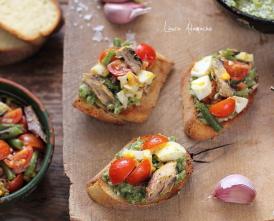 Bruschette cu pesto de fasole verde şi macrou