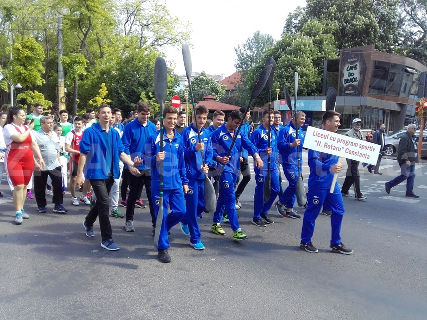 ionut gheorghe a purtat tricolorul la parada de zilele constantei tinerii au strigat din sute de glasuri ionut gheorghe a purtat tricolorul la parada de zilele constantei tinerii au strigat din sute de glasuri