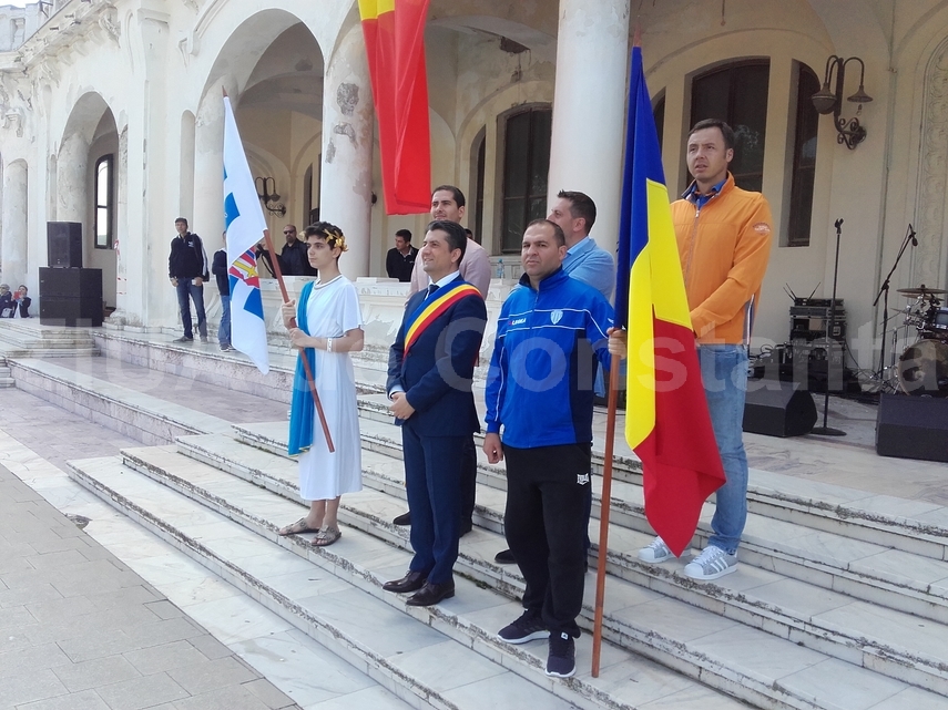 ionut gheorghe a purtat tricolorul la parada de zilele constantei tinerii au strigat din sute de glasuri ionut gheorghe a purtat tricolorul la parada de zilele constantei tinerii au strigat din sute de glasuri