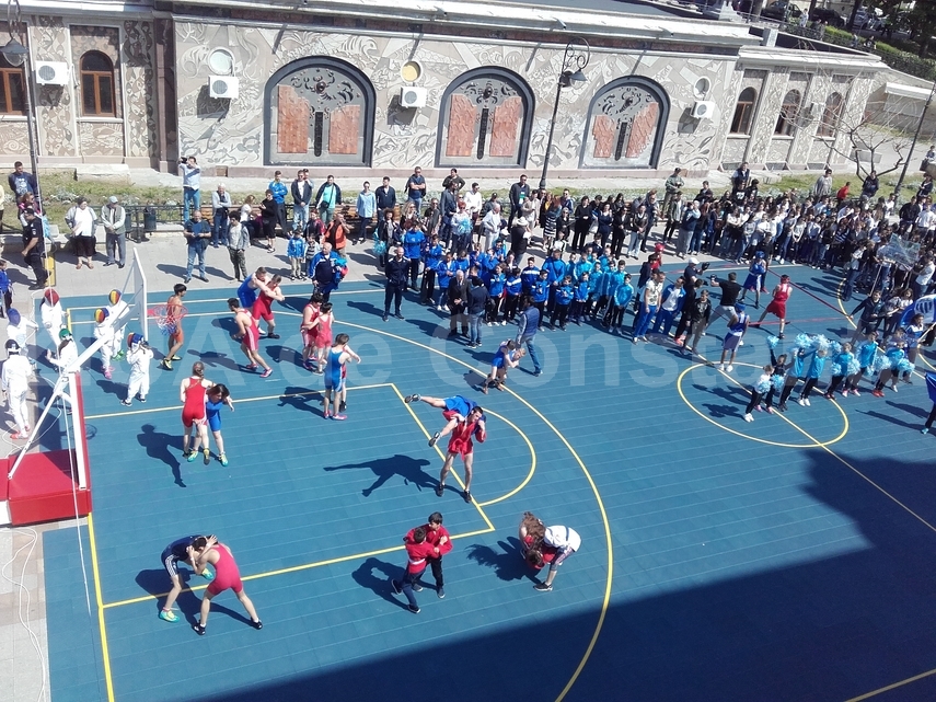ionut gheorghe a purtat tricolorul la parada de zilele constantei tinerii au strigat din sute de glasuri ionut gheorghe a purtat tricolorul la parada de zilele constantei tinerii au strigat din sute de glasuri