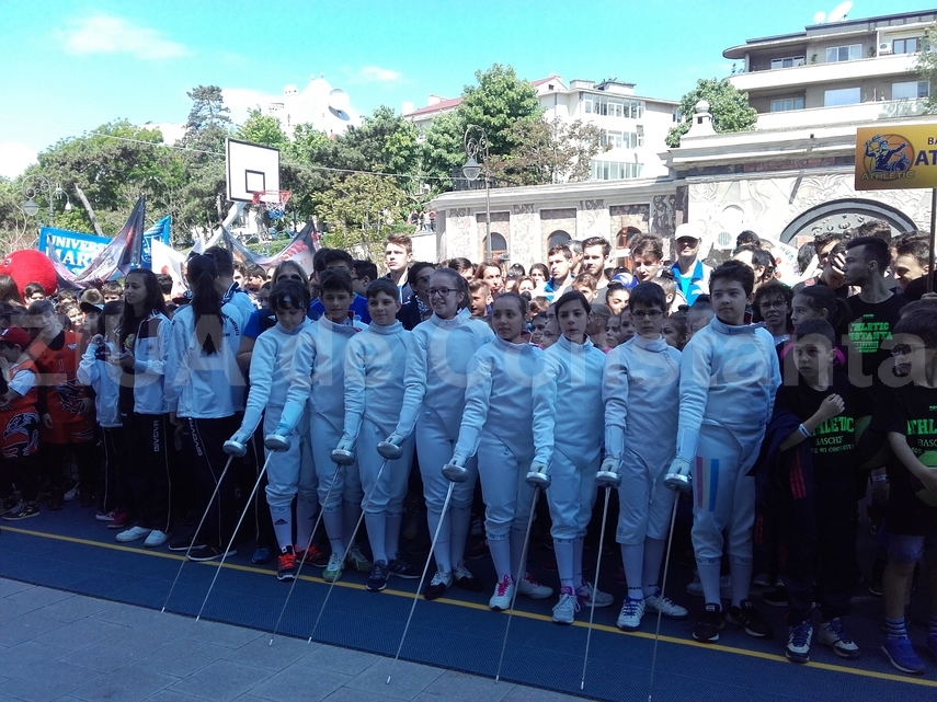 ionut gheorghe a purtat tricolorul la parada de zilele constantei tinerii au strigat din sute de glasuri ionut gheorghe a purtat tricolorul la parada de zilele constantei tinerii au strigat din sute de glasuri