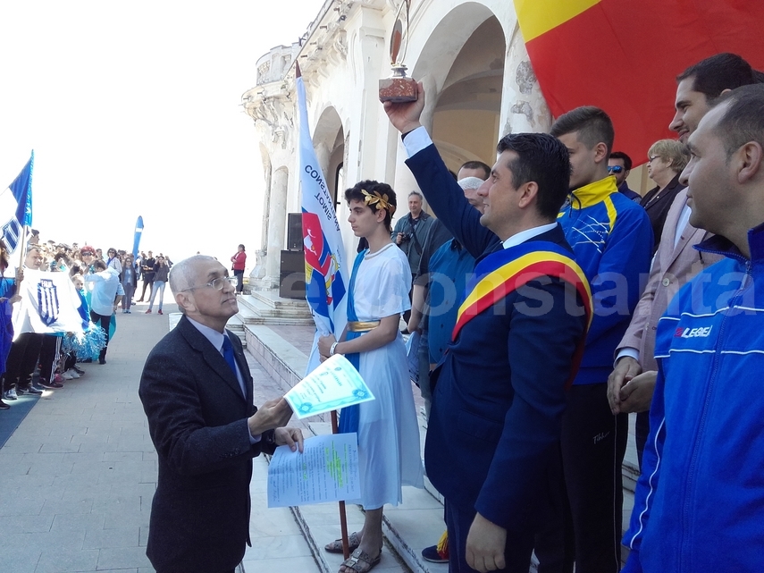 ionut gheorghe a purtat tricolorul la parada de zilele constantei tinerii au strigat din sute de glasuri ionut gheorghe a purtat tricolorul la parada de zilele constantei tinerii au strigat din sute de glasuri