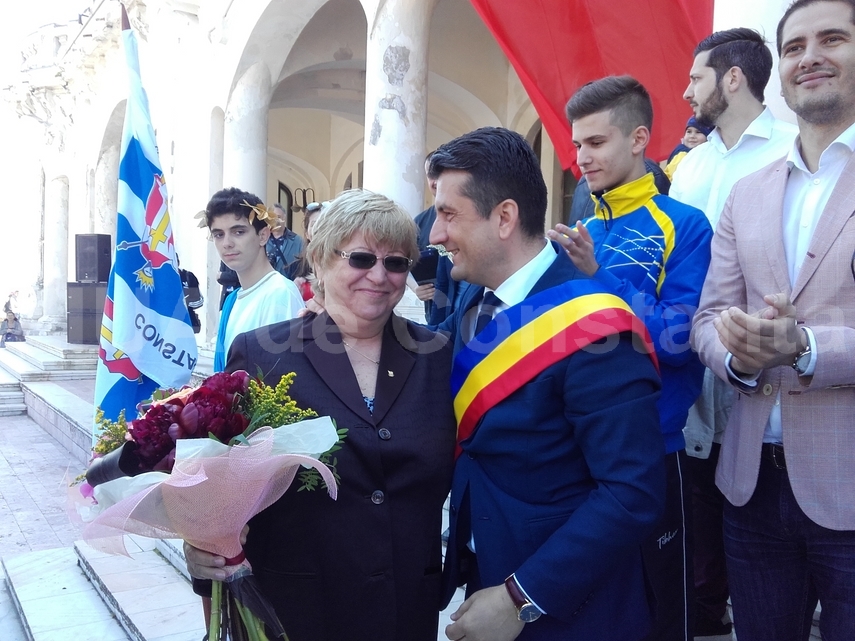 ionut gheorghe a purtat tricolorul la parada de zilele constantei tinerii au strigat din sute de glasuri ionut gheorghe a purtat tricolorul la parada de zilele constantei tinerii au strigat din sute de glasuri