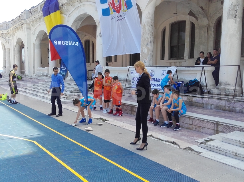 ionut gheorghe a purtat tricolorul la parada de zilele constantei tinerii au strigat din sute de glasuri ionut gheorghe a purtat tricolorul la parada de zilele constantei tinerii au strigat din sute de glasuri