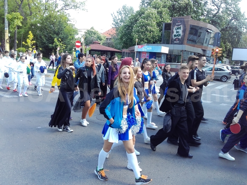 ionut gheorghe a purtat tricolorul la parada de zilele constantei tinerii au strigat din sute de glasuri ionut gheorghe a purtat tricolorul la parada de zilele constantei tinerii au strigat din sute de glasuri