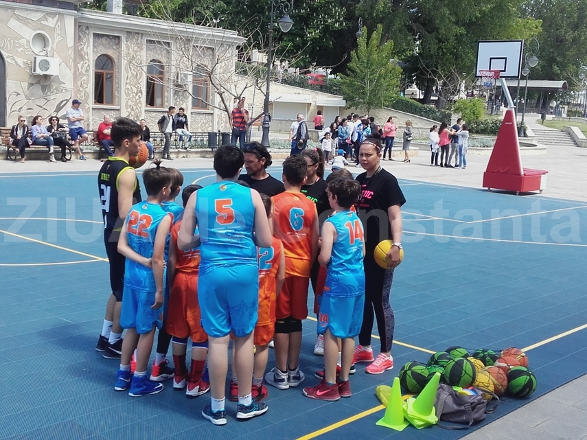 ionut gheorghe a purtat tricolorul la parada de zilele constantei tinerii au strigat din sute de glasuri ionut gheorghe a purtat tricolorul la parada de zilele constantei tinerii au strigat din sute de glasuri