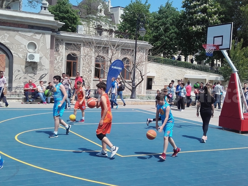 ionut gheorghe a purtat tricolorul la parada de zilele constantei tinerii au strigat din sute de glasuri ionut gheorghe a purtat tricolorul la parada de zilele constantei tinerii au strigat din sute de glasuri
