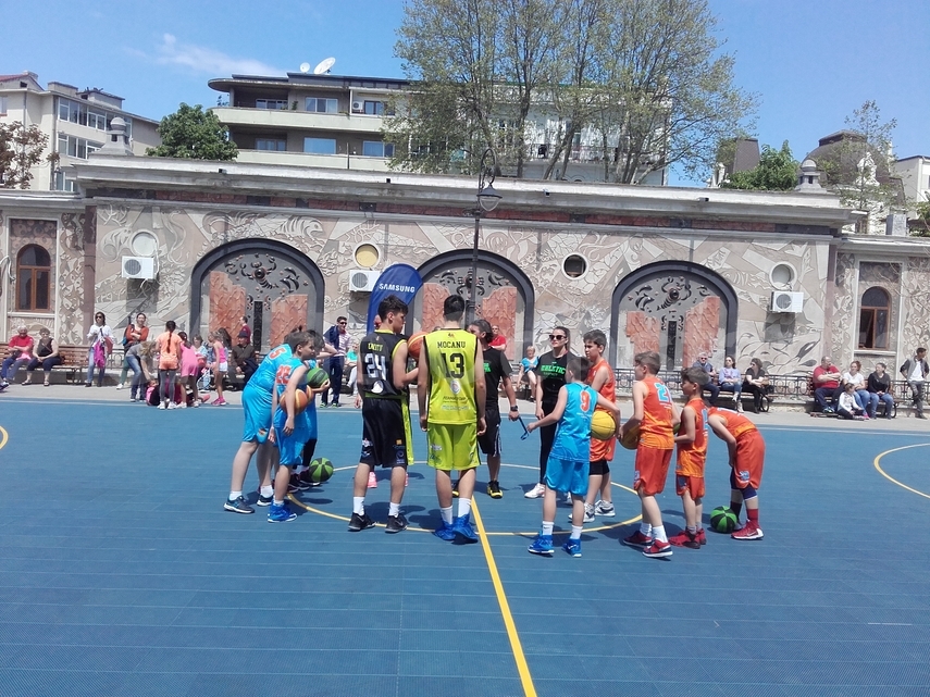 ionut gheorghe a purtat tricolorul la parada de zilele constantei tinerii au strigat din sute de glasuri ionut gheorghe a purtat tricolorul la parada de zilele constantei tinerii au strigat din sute de glasuri