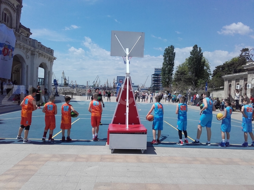ionut gheorghe a purtat tricolorul la parada de zilele constantei tinerii au strigat din sute de glasuri ionut gheorghe a purtat tricolorul la parada de zilele constantei tinerii au strigat din sute de glasuri