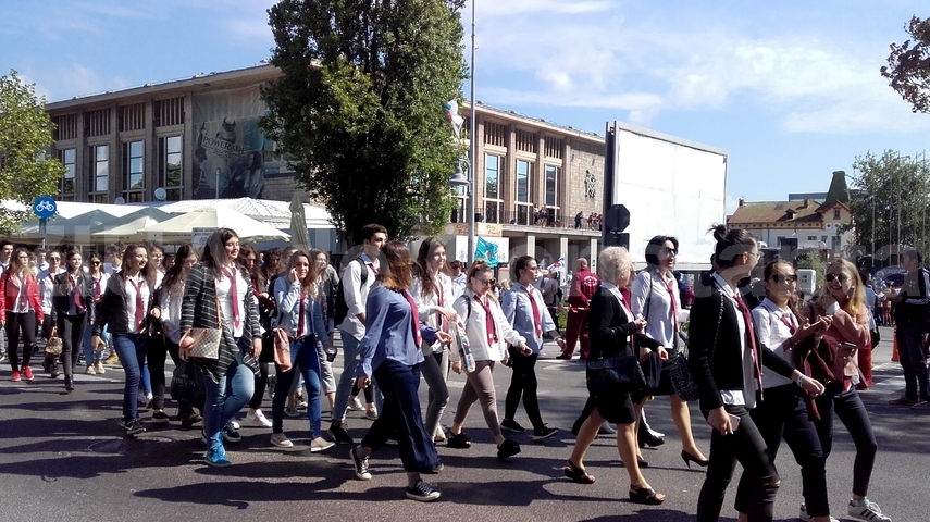 ionut gheorghe a purtat tricolorul la parada de zilele constantei tinerii au strigat din sute de glasuri ionut gheorghe a purtat tricolorul la parada de zilele constantei tinerii au strigat din sute de glasuri