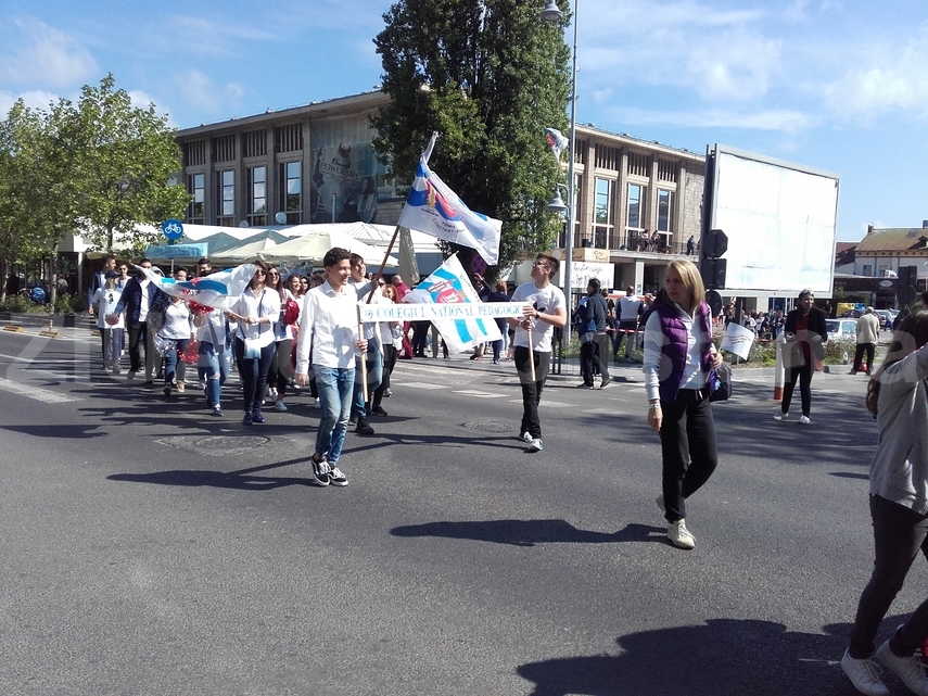 ionut gheorghe a purtat tricolorul la parada de zilele constantei tinerii au strigat din sute de glasuri ionut gheorghe a purtat tricolorul la parada de zilele constantei tinerii au strigat din sute de glasuri