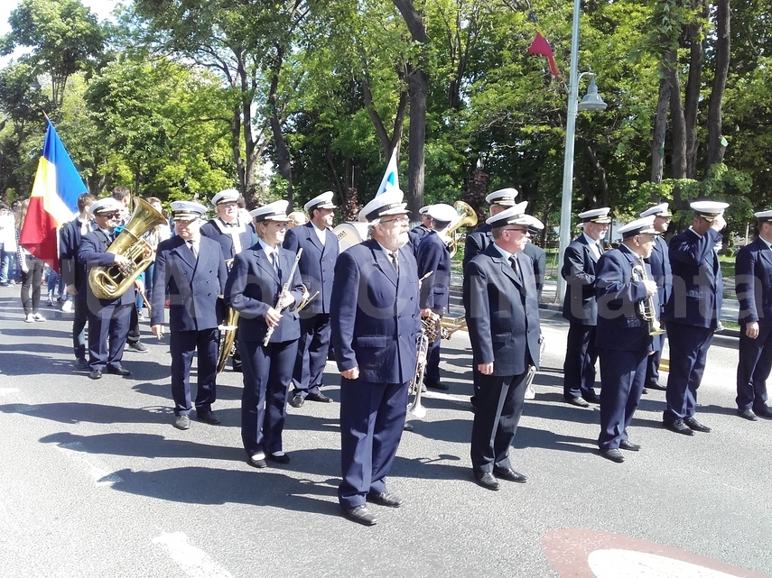 ionut gheorghe a purtat tricolorul la parada de zilele constantei tinerii au strigat din sute de glasuri ionut gheorghe a purtat tricolorul la parada de zilele constantei tinerii au strigat din sute de glasuri