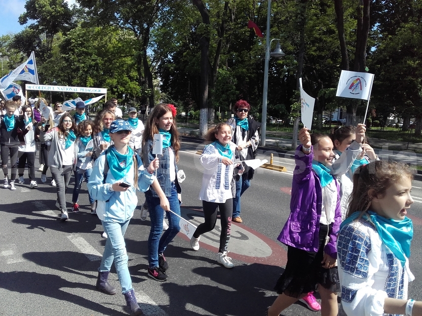 ionut gheorghe a purtat tricolorul la parada de zilele constantei tinerii au strigat din sute de glasuri ionut gheorghe a purtat tricolorul la parada de zilele constantei tinerii au strigat din sute de glasuri