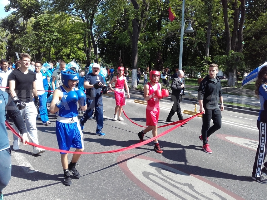 ionut gheorghe a purtat tricolorul la parada de zilele constantei tinerii au strigat din sute de glasuri ionut gheorghe a purtat tricolorul la parada de zilele constantei tinerii au strigat din sute de glasuri