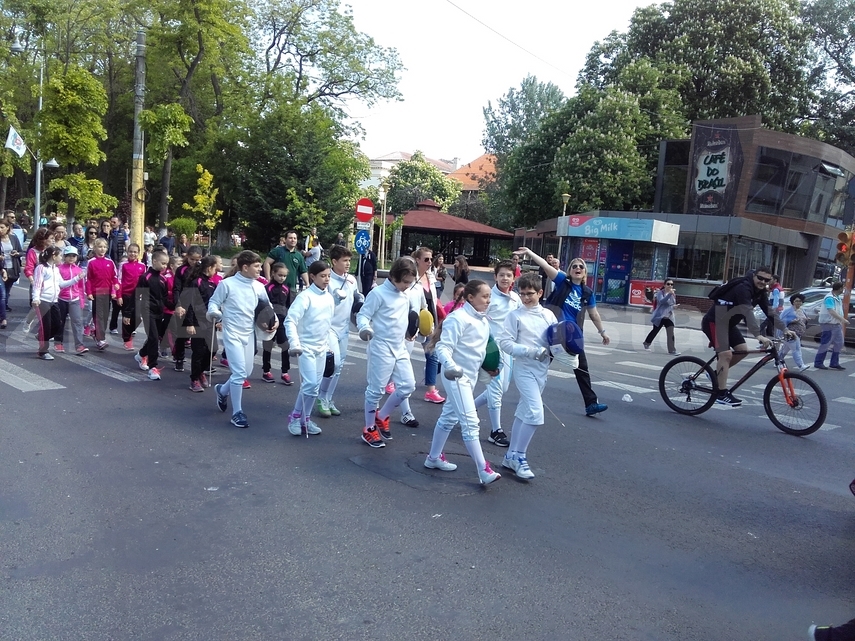 ionut gheorghe a purtat tricolorul la parada de zilele constantei tinerii au strigat din sute de glasuri ionut gheorghe a purtat tricolorul la parada de zilele constantei tinerii au strigat din sute de glasuri