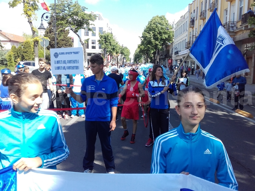 ionut gheorghe a purtat tricolorul la parada de zilele constantei tinerii au strigat din sute de glasuri ionut gheorghe a purtat tricolorul la parada de zilele constantei tinerii au strigat din sute de glasuri