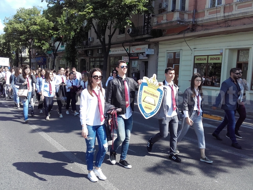 ionut gheorghe a purtat tricolorul la parada de zilele constantei tinerii au strigat din sute de glasuri ionut gheorghe a purtat tricolorul la parada de zilele constantei tinerii au strigat din sute de glasuri