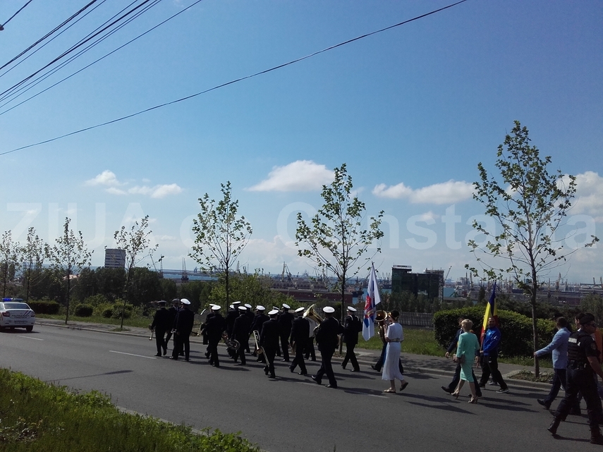 ionut gheorghe a purtat tricolorul la parada de zilele constantei tinerii au strigat din sute de glasuri ionut gheorghe a purtat tricolorul la parada de zilele constantei tinerii au strigat din sute de glasuri