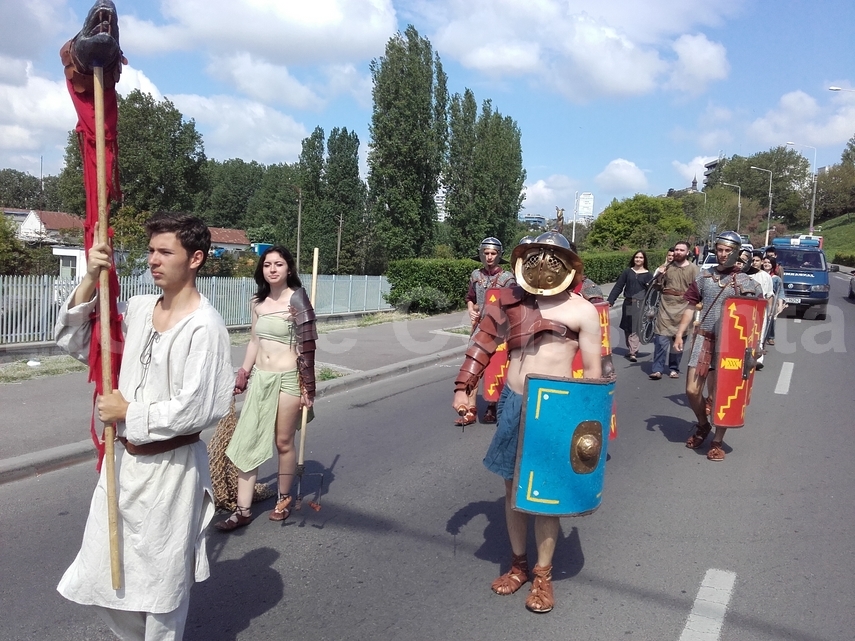 ionut gheorghe a purtat tricolorul la parada de zilele constantei tinerii au strigat din sute de glasuri ionut gheorghe a purtat tricolorul la parada de zilele constantei tinerii au strigat din sute de glasuri