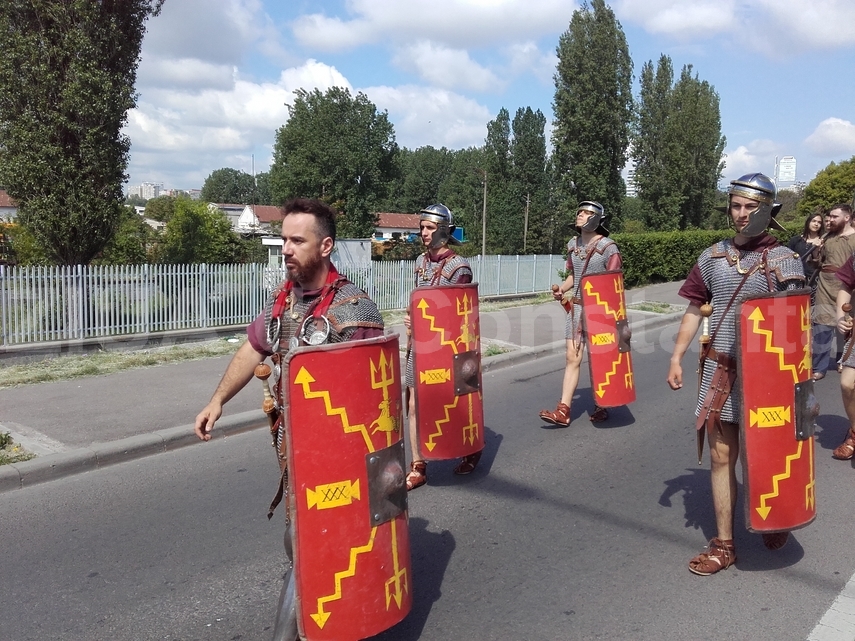ionut gheorghe a purtat tricolorul la parada de zilele constantei tinerii au strigat din sute de glasuri ionut gheorghe a purtat tricolorul la parada de zilele constantei tinerii au strigat din sute de glasuri