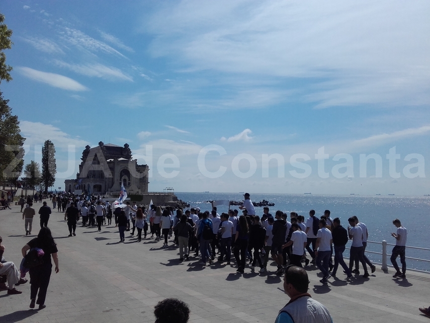 ionut gheorghe a purtat tricolorul la parada de zilele constantei tinerii au strigat din sute de glasuri ionut gheorghe a purtat tricolorul la parada de zilele constantei tinerii au strigat din sute de glasuri
