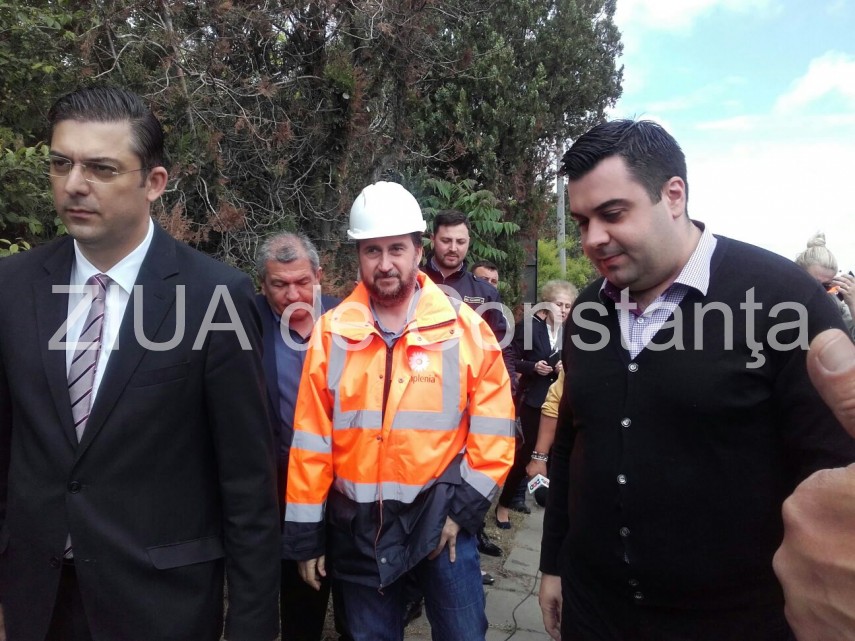 ministrul transporturilor alexandru cuc si presedintele cjc horia tutuianu pe podul vechi agigea galerie ministrul transporturilor alexandru cuc si presedintele cjc horia tutuianu pe podul vechi agigea galerie