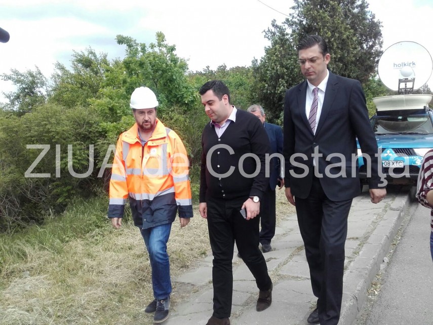 ministrul transporturilor alexandru cuc si presedintele cjc horia tutuianu pe podul vechi agigea galerie ministrul transporturilor alexandru cuc si presedintele cjc horia tutuianu pe podul vechi agigea galerie