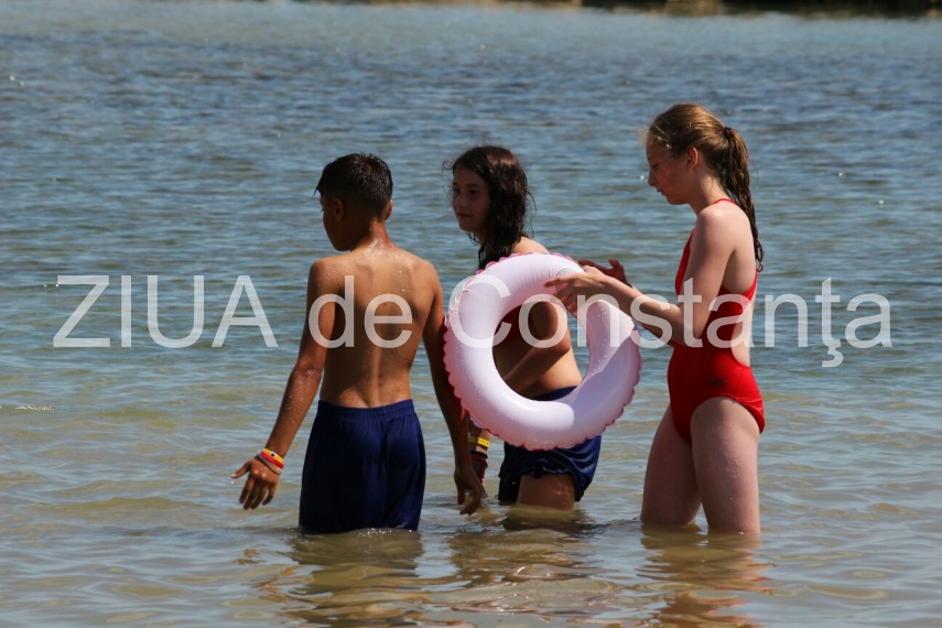 fotoreportaj emotii de nedescris si bucurii mari pentru 37 de copii care au ajuns azi pentru prima data fotoreportaj emotii de nedescris si bucurii mari pentru 37 de copii care au ajuns azi pentru prima data