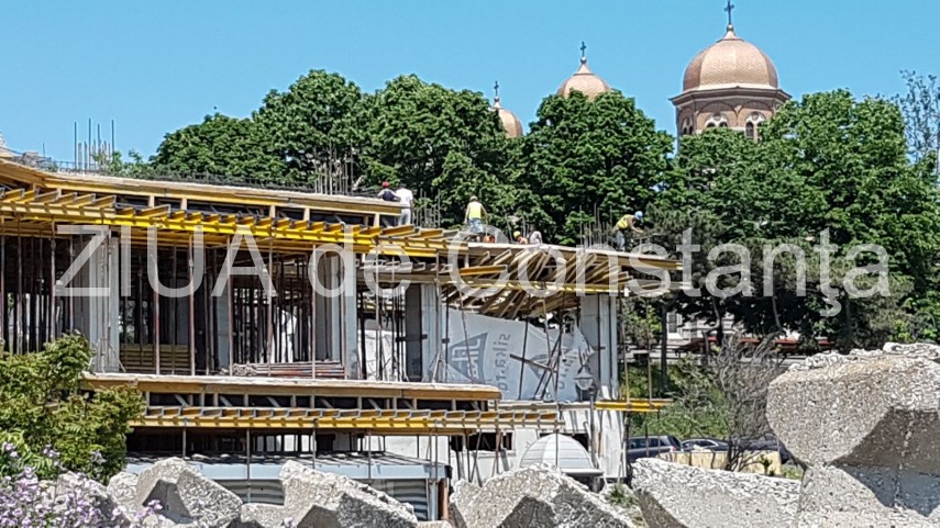 sesizare o parte din schelaria lucrarilor de la vraja marii s a prabusit pe trotuar daca era cineva acolo sesizare o parte din schelaria lucrarilor de la vraja marii s a prabusit pe trotuar daca era cineva acolo