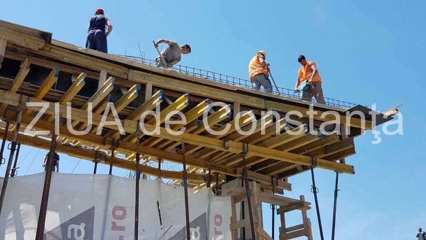 sesizare o parte din schelaria lucrarilor de la vraja marii s a prabusit pe trotuar daca era cineva acolo sesizare o parte din schelaria lucrarilor de la vraja marii s a prabusit pe trotuar daca era cineva acolo