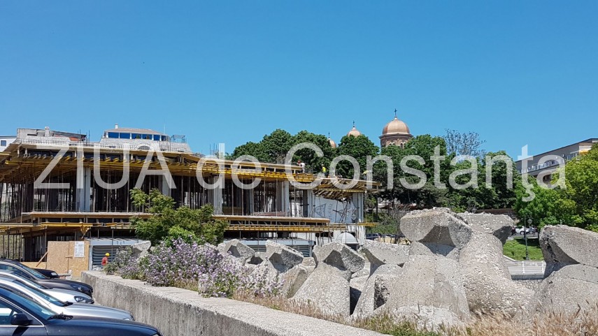 sesizare o parte din schelaria lucrarilor de la vraja marii s a prabusit pe trotuar daca era cineva acolo sesizare o parte din schelaria lucrarilor de la vraja marii s a prabusit pe trotuar daca era cineva acolo