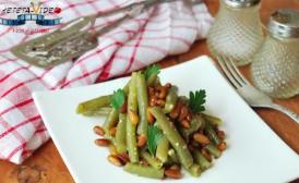  Salată de fasole verde cu usturoi şi seminţe de pin (reţetă video)