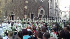 Constanța-Piața Ovidiu. Simfonie albă la Sărbătoarea Crinilor. Mii de credicioși, catolici sau ortodocși, la Bazilica Sfântul Anton (fotoreportaj) 