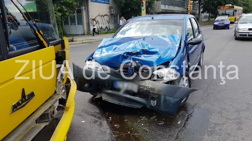 panica pe linia ratc 100 gara mamaia un autoturism s a ciocnit cu un autobuz plin de calatori galerie panica pe linia ratc 100 gara mamaia un autoturism s a ciocnit cu un autobuz plin de calatori galerie